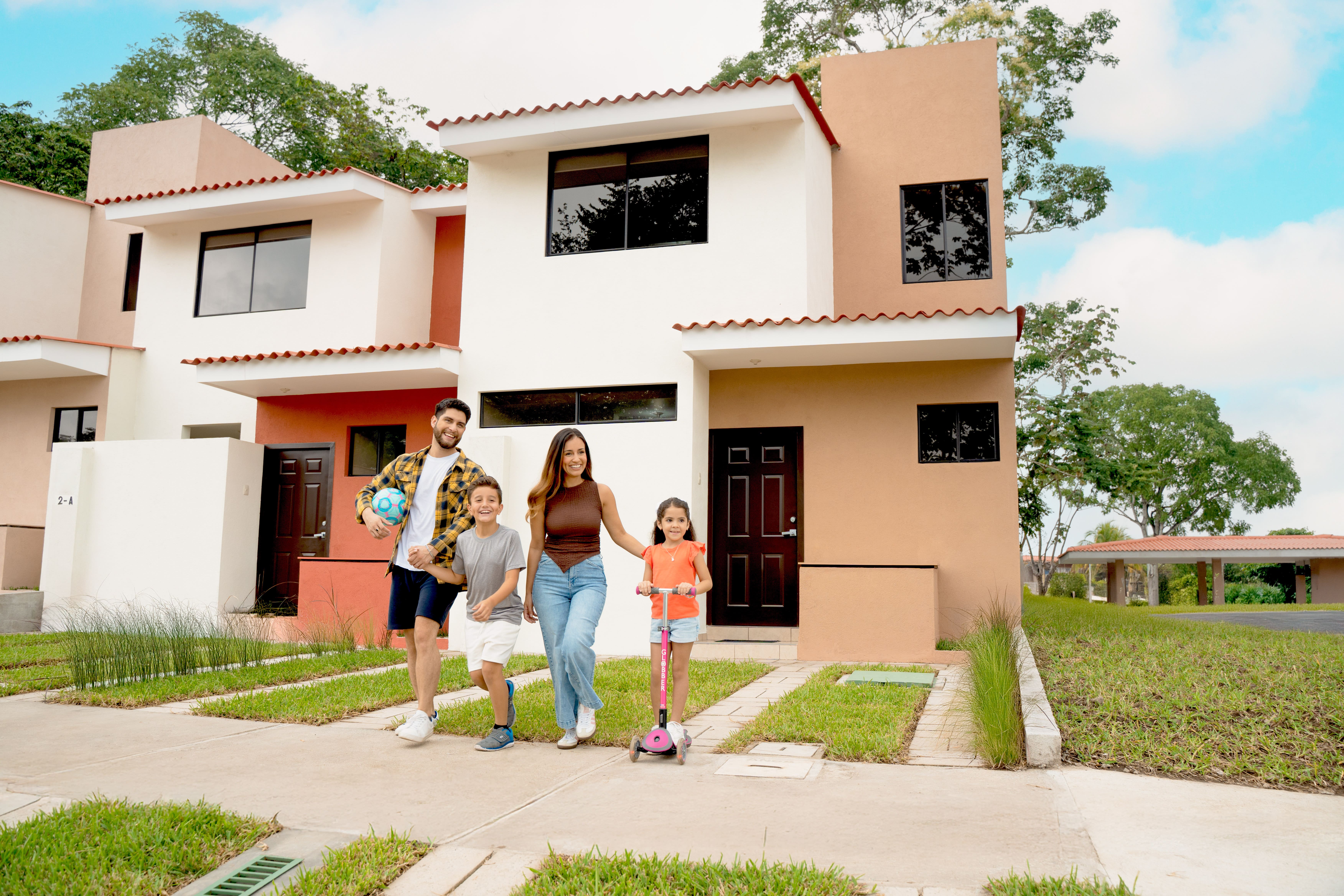 {alt=Foto de Familia (1), height=4672, loading=lazy, max_height=1333.3333333333333, max_width=2000, size_type=auto_custom_max, src=https://5881356.fs1.hubspotusercontent-na1.net/hubfs/5881356/Paseo%20Las%20Flores%20-%20Website/Foto%20de%20Familia%20(1).jpg, width=7008}